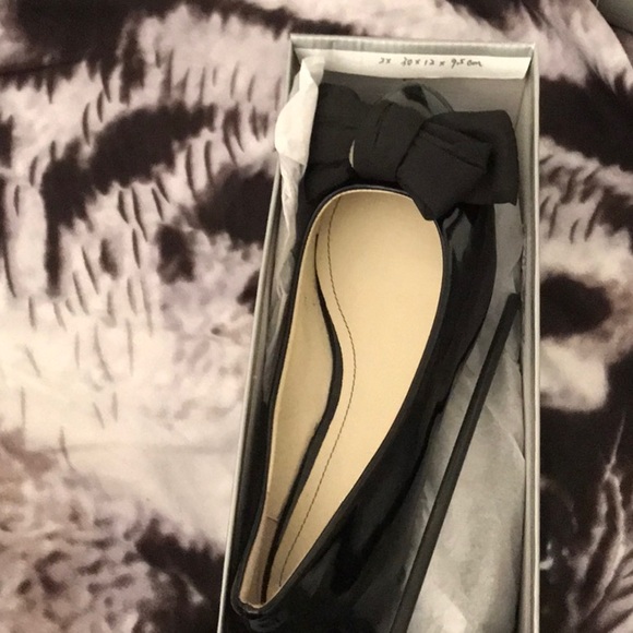 Relent Bowtie Chelsea Flat - Picture 1 of 6